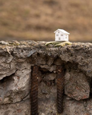 Ev deprem sırasında bir çatlağa düştü. Deprem ev sigortası konsepti Gayrimenkul düşüşü