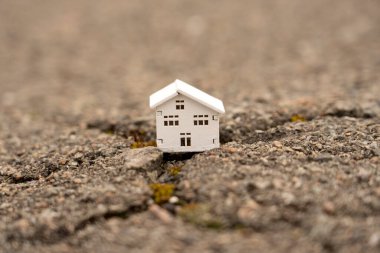 Ev deprem sırasında bir çatlağa düştü. Deprem ev sigortası konsepti Gayrimenkul düşüşü