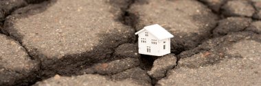 Ev deprem sırasında bir çatlağa düştü. Deprem ev sigortası konsepti Gayrimenkul düşüşü