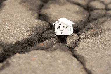 Ev deprem sırasında bir çatlağa düştü. Deprem ev sigortası konsepti Gayrimenkul düşüşü
