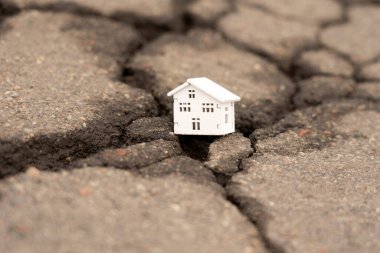 Ev deprem sırasında bir çatlağa düştü. Deprem ev sigortası konsepti Gayrimenkul düşüşü