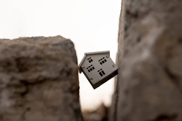 Rumah Itu Jatuh Dalam Celah Selama Gempa Bumi Konsep Asuransi — Stok Foto