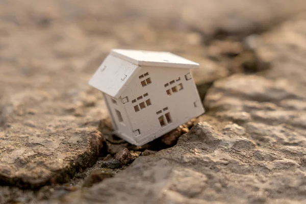 Das Haus Stürzte Während Eines Erdbebens Einen Riss Erdbeben Eigenheimversicherung — Stockfoto