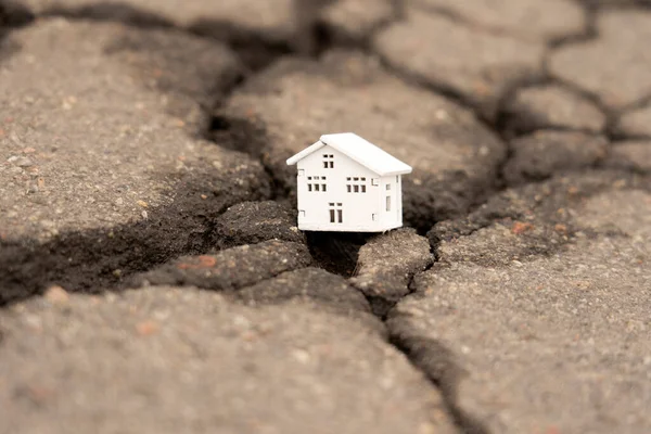 Ev deprem sırasında bir çatlağa düştü. Deprem ev sigortası konsepti Gayrimenkul düşüşü