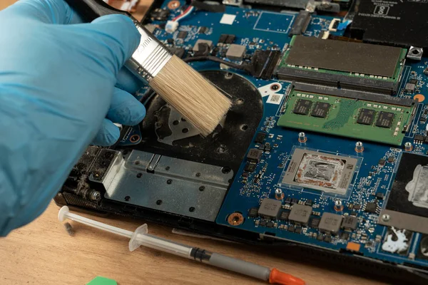 Seorang Teknisi Memperbaiki Laptop Yang Rusak Dengan Obeng Komponen Buku Stok Foto