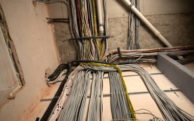 Geniş bir grup UTP kablosu, raf dolabında ethernet kablosu, veri merkezindeki sunucu rafındaki yama panelinden UTP kablosu.