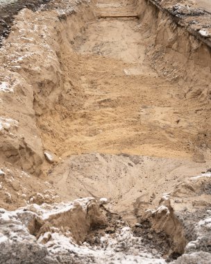 Yolların ve iletişimin tamiri. Kanalizasyon boruları ve drenaj boruları değiştirilmiş. Borular. Şehir caddesinde bir yer. iletişim onarımı.