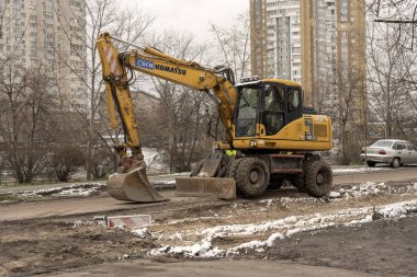 Yolların ve iletişimin tamiri. Kanalizasyon boruları ve drenaj boruları değiştirilmiş. Borular. Şehir caddesinde bir yer. iletişim onarımı.