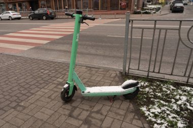 Kiralık scooter, karla kaplı. Scooter sürmek için kötü bir hava. Kötü hava koşulları nedeniyle bisiklet ve scooter sezonunun sonu. Kuvvetli rüzgar ve sulu kar