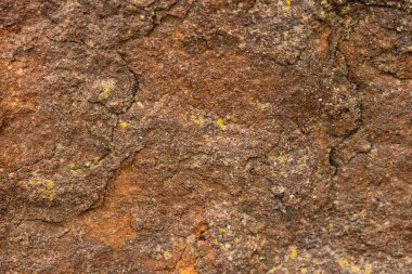 Demir ve bileşiklerini içeren doğal mineral oluşumları, bu oluşumlardan endüstriyel demir çıkarılması uygun olduğunda, böyle bir hacimde gerçekleşir. Taş ocağının taş dokusu. Ağır Sanayi için Madencilik - Demir cevheri içeren kaya dokusu ve