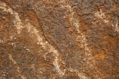 Demir ve bileşiklerini içeren doğal mineral oluşumları, bu oluşumlardan endüstriyel demir çıkarılması uygun olduğunda, böyle bir hacimde gerçekleşir. Taş ocağının taş dokusu. Ağır Sanayi için Madencilik - Demir cevheri içeren kaya dokusu ve