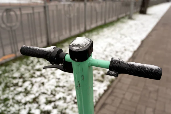 雪に覆われた家賃のためのスクーター スクーターに乗るための悪天候 悪天候のため 自転車やスクーターのシーズンの終わり 強い風と雪 — ストック写真