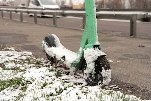 Scooter Kiadó Hóval Borított Rossz Idő Egy Robogóhoz Biciklik Robogók — Stock Fotó