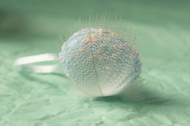 Farklı renklerde dekoratif Paskalya yumurtaları. Yakın plan.