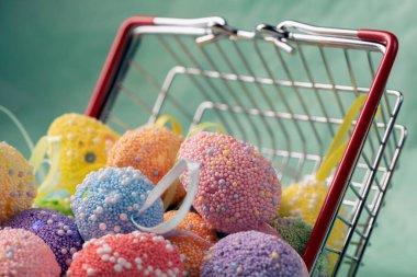 Farklı renklerde dekoratif Paskalya yumurtaları. Yakın plan.