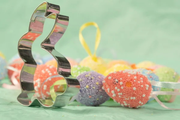 Forma Del Coniglietto Pasqua Sullo Sfondo Uova Pasqua Decorative Diversi — Foto Stock