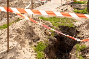 Caddelerde yol çalışması, otoyolda ciddi hasar, mühendislik iletişim yollarının onarımı