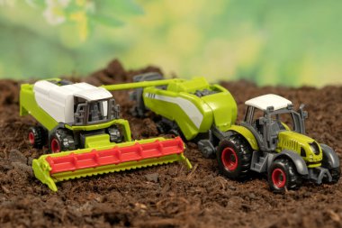 Bahçedeki hasatçıyı birleştir. Hasat etme ve tarımdan para kazanma kavramı.