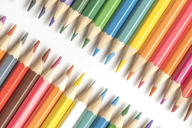 Renkli kalemler bir sırada yatıyor. Kalem uçlarıyla çizilmiş bir çizgi. Resim, sanat ve çalışma için bir dizi boya kalemi. Okula hazırım..