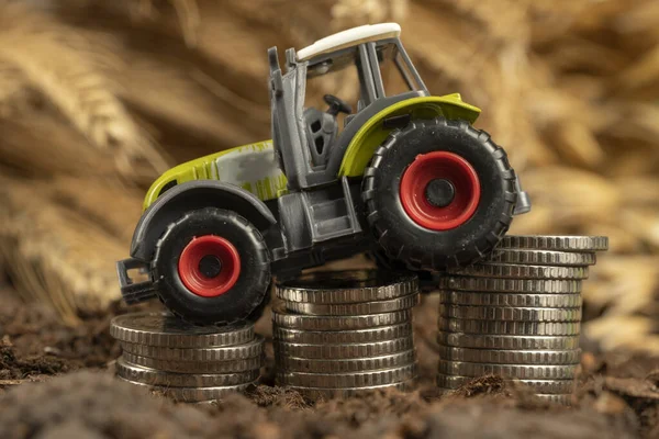 Traktor Pénzzel Háttérben Tüskés Búza Gabona Mezőgazdasági Export Mezőgazdasági Termékek — Stock Fotó