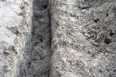 İnşaat alanında su boruları döşemek için siper.