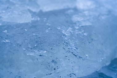 Buzlu kış arka planı grunge dokusunu çatlatmış. Buz pateni pistindeki doğal çizikler kış kompozisyonu için bir doku ya da arka plan, büyük uzun boyama