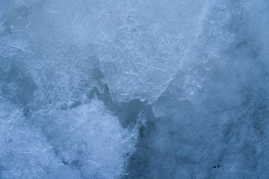 Buzlu kış arka planı grunge dokusunu çatlatmış. Buz pateni pistindeki doğal çizikler kış kompozisyonu için bir doku ya da arka plan, büyük uzun boyama