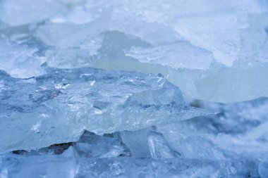 Buzlu kış arka planı grunge dokusunu çatlatmış. Buz pateni pistindeki doğal çizikler kış kompozisyonu için bir doku ya da arka plan, büyük uzun boyama