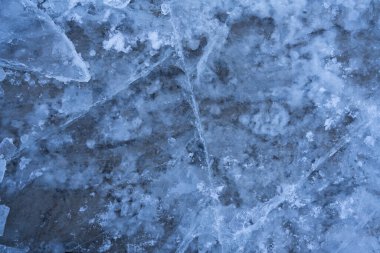 Buzlu kış arka planı grunge dokusunu çatlatmış. Buz pateni pistindeki doğal çizikler kış kompozisyonu için bir doku ya da arka plan, büyük uzun boyama