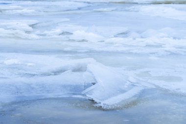 Buzlu kış arka planı grunge dokusunu çatlatmış. Buz pateni pistindeki doğal çizikler kış kompozisyonu için bir doku ya da arka plan, büyük uzun boyama