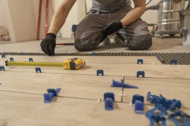 Tamir ve inşaat. Seramik fayansları yere yakın plan çimento döşemek. Bir adam yere ve duvarlara beton döker..