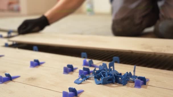 Sebuah Tiler Meletakkan Ubin Lantai Lantai Ubin Porselen Dapur Sebuah — Stok Video