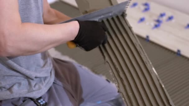 Sebuah Tiler Meletakkan Ubin Lantai Lantai Ubin Porselen Dapur Sebuah — Stok Video