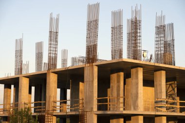 İnşaat alanı ve şehir arka planında kule vinçleri