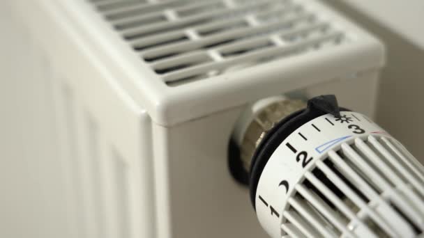 Hombre Apaga Calefacción Ajustando Control Válvula Del Radiador Termostático Mínimo — Vídeos de Stock