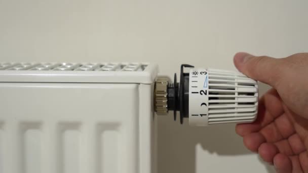 Hombre Apaga Calefacción Ajustando Control Válvula Del Radiador Termostático Mínimo — Vídeo de stock