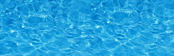 Przezroczysta Niebieska Przezroczysta Powierzchnia Wody Rozpryskami Tło Wody Falowanie Przepływ — Zdjęcie stockowe