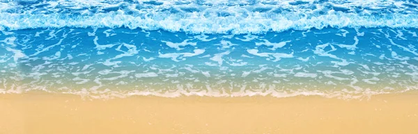 带着柔和波浪的横幅从蓝色的大海飘扬在沙滩上 一个空海滩的背景 海水中的泡沫从海里冲了进来 海滩背景 平铺模型设计 — 图库照片#