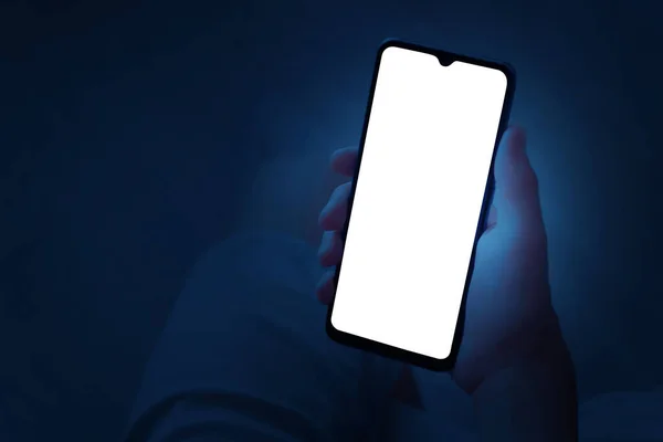 Подросток Держит Смартфон Одной Рукой Ночью Телефон Белым Экраном Разряженном — стоковое фото