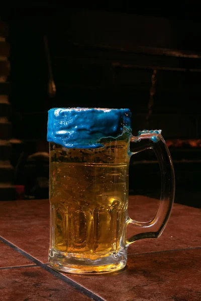 Michelada Пиво Карамелью Краю Банки Украшенные Пряным Мексиканским Цветом Ресторане — стоковое фото