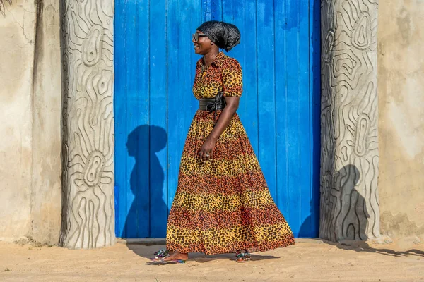 Afrikanerin Mit Kleid Und Kopfbedeckung Geht Keta Dorf Ghana Westafrika — Stockfoto