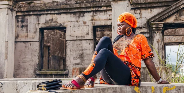 África Mulher Senta Vestindo Terno Laranja Uma Parede Concreto Takoradi — Fotografia de Stock