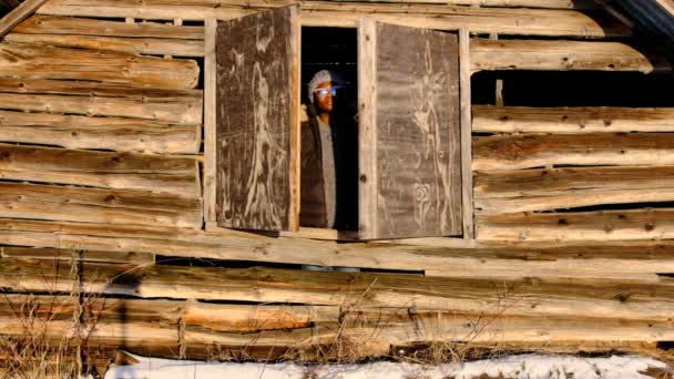 在漫长的黑暗的冬季过后 非洲女人打开她的木制窗户迎接太阳 — 图库视频影像