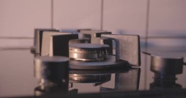 Elektrik fiyatları tavan yaptığında kullanılan mutfaktaki gaz sobasını yakmak, 2023 yılında İsveç 'te çekilen film klibi