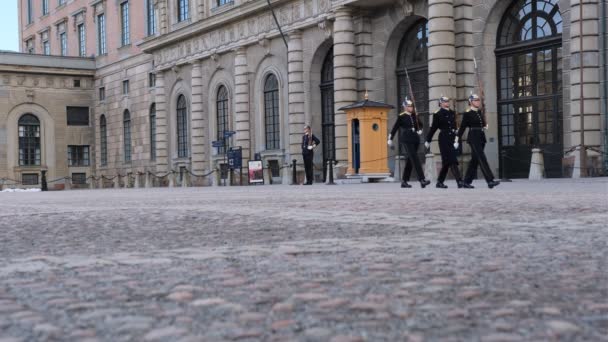 スウェーデンの王宮での早朝の衛兵交代式では 大勢の観客がいませんでした 旧市街王宮で撮影された映画スウェーデン8 4月2023 — ストック動画