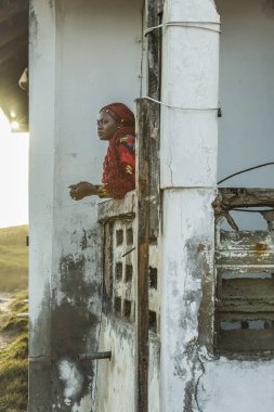 Afrikalı kadın Accra Gana Batı Afrika 'daki eski bir balkondan dışarı bakıyor.