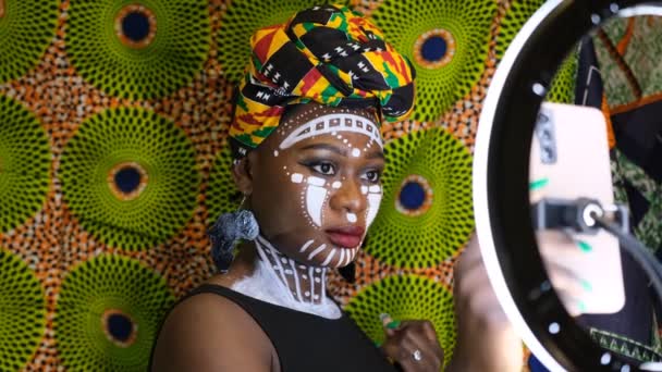 Mujer Africana Con Pintura Facial Tradicional Ghana Conecta Las Redes — Vídeos de Stock