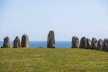 İsveç 'in güneyindeki tersanede her taşın 5 ton ağırlığında olduğu yerde taşlar deniz seviyesinden 32 metre yüksekliktedir..