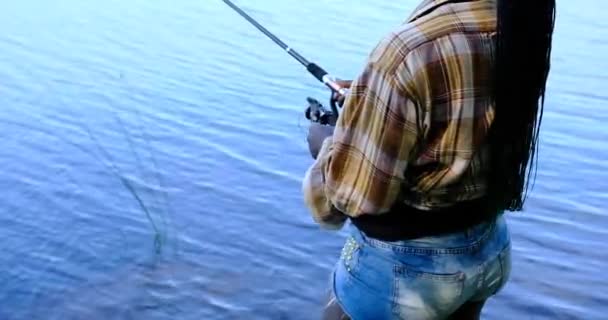 Vrouw Staat Rollen Vislijn Tijdens Een Visreis Een Van Meren — Stockvideo