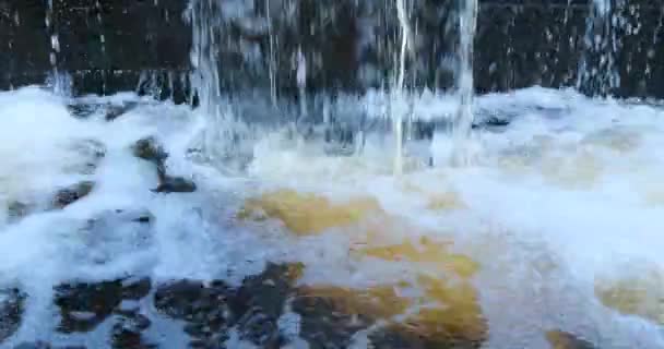 Woda Która Przelewa Się Tamy Reguluje Ilość Wody Która Płynie — Wideo stockowe